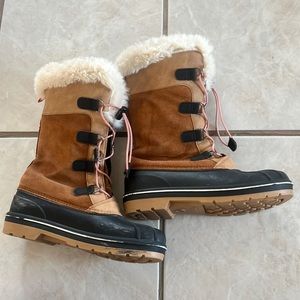 Kids size 5 winter snow boots insulated Cat & Jack suede with fur women’s 7